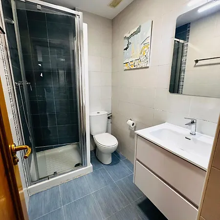 Atuaire Saldana A Un Paso De La Catedral, Rozando El Castillo De * Burgo