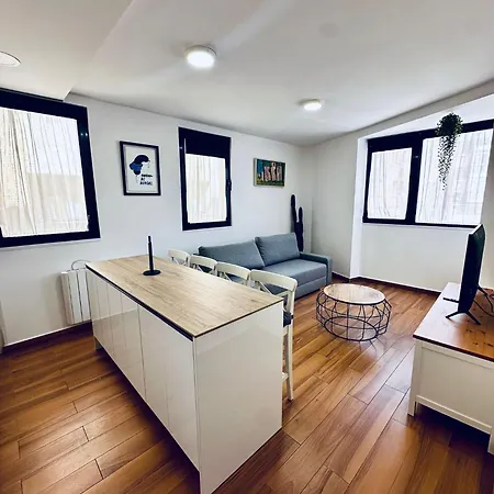 Atuaire Saldana A Un Paso De La Catedral, Rozando El Castillo De * Burgo