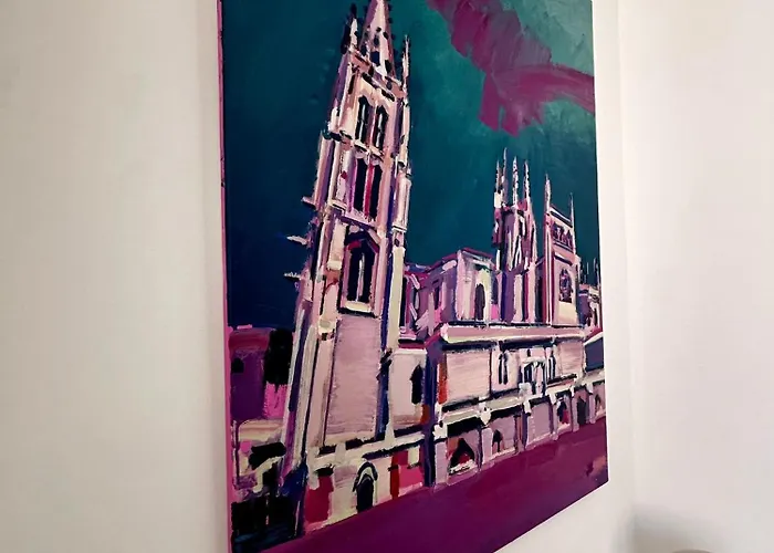 Atuaire Saldana A Un Paso De La Catedral, Rozando El Castillo De アパート